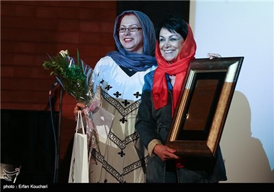 از راست: مریم زندی و فرزانه خادمیان در اختتامیه پنجمین دوره جایزه عکس شید