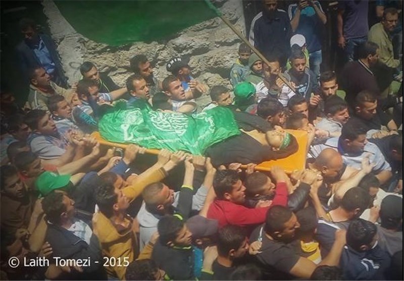 هزاران فلسطینی در تشییع پیکر شهید فلسطینی شعار انتقام سر دادند