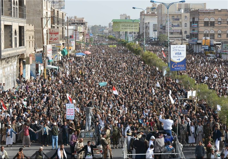 یمنی‌ها در اعتراض به «سکوت جهانی» علیه تجاوز عربستان تظاهرات می‌کنند