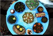 استقبال بی‌نظیر مسافران نوروزی از طبخ غذاهای محلی در محل نمایشگاه صنایع دستی سرایان