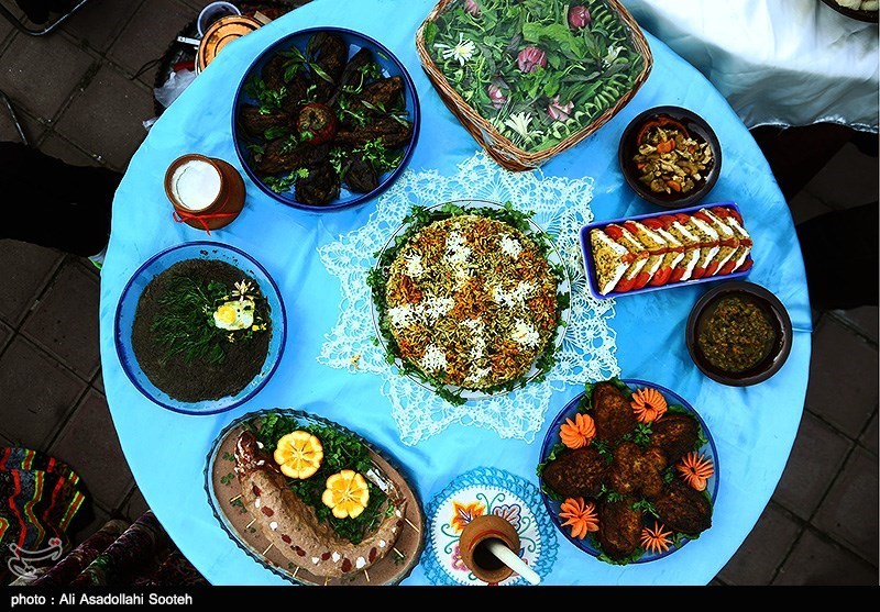 استقبال بی‌نظیر مسافران نوروزی از طبخ غذاهای محلی در محل نمایشگاه صنایع دستی سرایان