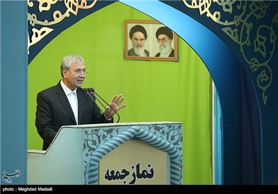 ربیعی وزیر کار، رفاه و تامین اجتماعی در نماز جمعه تهران