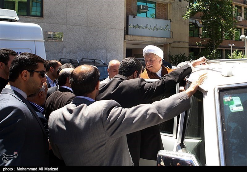 اعتراض دانشجویان به حضور هاشمی‌ در دانشگاه امیرکبیر با تشکیل زنجیره انسانی+تصاویر