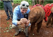 تصاویر شیر دادن &quot;جان کری&quot; به بچه فیل