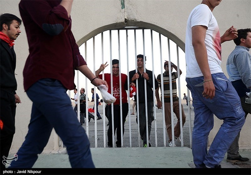 اقدام عجیب چند هوادار منتسب به پرسپولیس مقابل وزارت ورزش