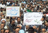 نمازگزاران زنجانی در محکومیت جنایات &quot;آل‌سقوط&quot; در یمن تظاهرات کردند