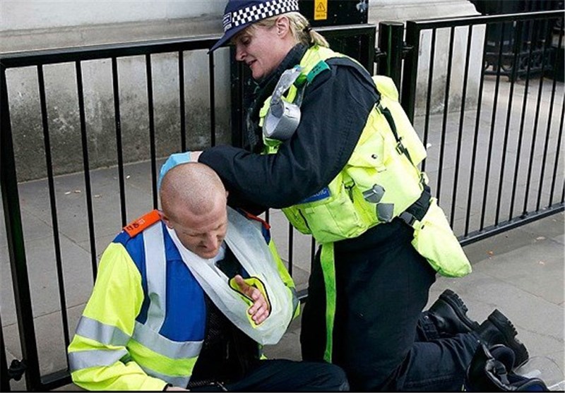 تظاهرات مخالفان دولت محافظه‌کار انگلیس به خشونت کشیده شد + عکس