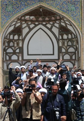 جمع اعتراضی حوزه علمیه قم در پی صدور حکم اعدام شیخ نمر