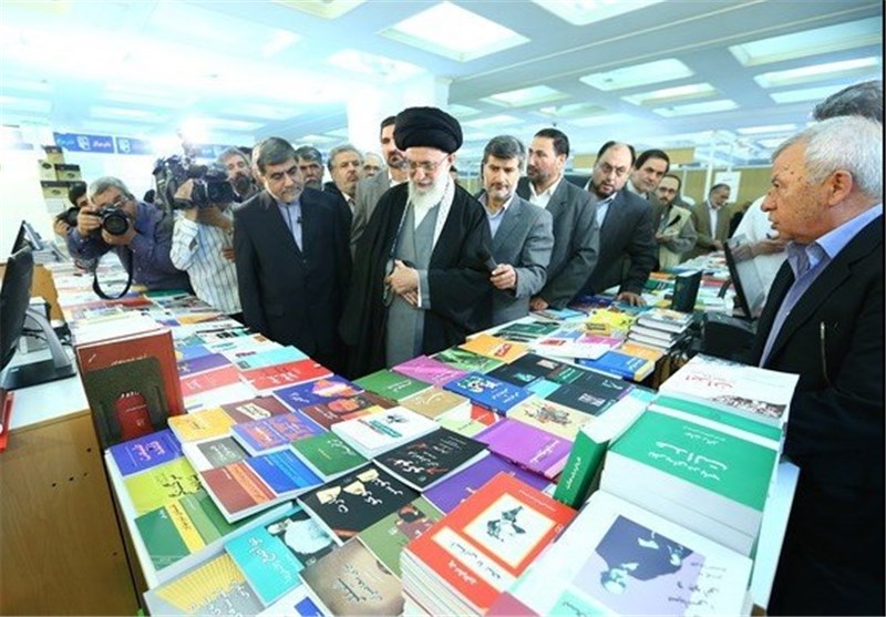 «نیم روز در شبستان» حاشیه‌نگاری بازدید رهبر انقلاب از نمایشگاه کتاب