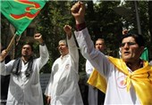 تصاویر/ تجمع اعضای جامعه پزشکی در اعتراض به جنایات آل‌سعود در یمن