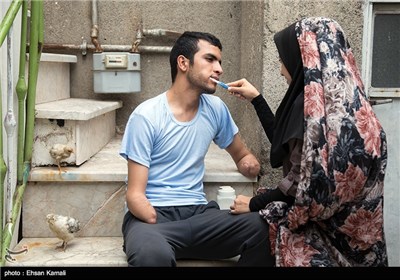 نامزد علی پس از حادثه و قطع دستان وی نیز همچنان عاشقانه او را دوست دارد و جای دستان علی را در انجام امور شخصی‌اش گرفته است .