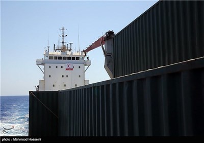 سفينة انقاذ التي تحمل مساعدات انسانية للشعب اليمني في خليج عدن