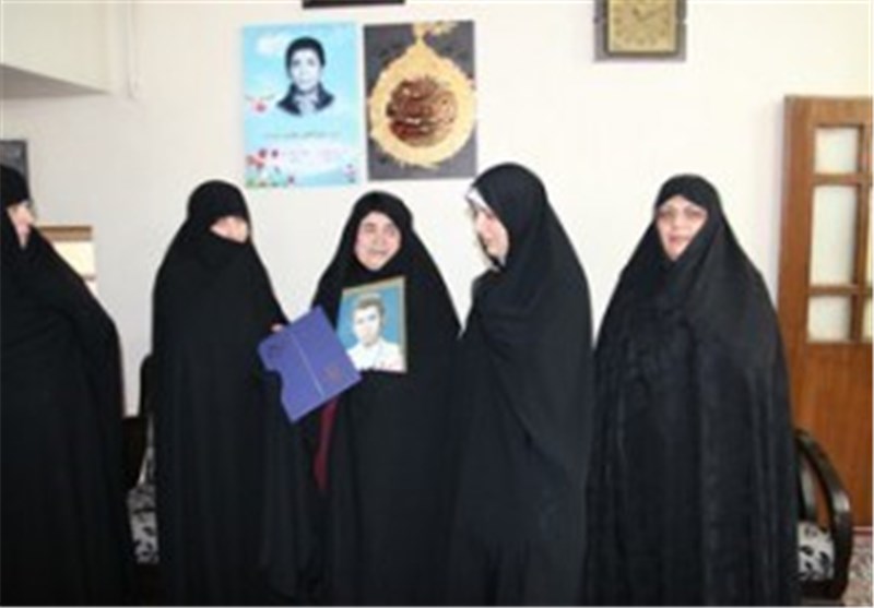 همسر رئیس جمهور به دیدار خانواده شهیدان در مشهد رفت‌