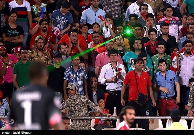درگیری شدید بین هواداران دو تیم و حضور تماشاگران پرسپولیس در زمین