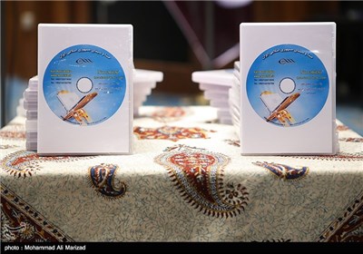 رونمایی از قرآن به زبان آذری توسط محمد سرافراز رئیس سازمان صدا و سیما در مراسم افتتاح شبکه آذری 24 ساعته سحر