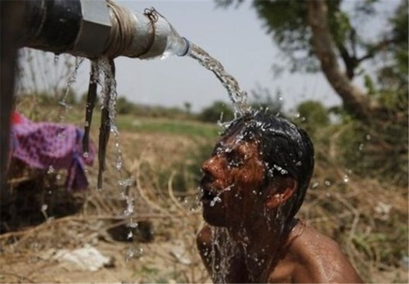 India Heatwave Kills 800 as Capital&apos;s Roads Melt