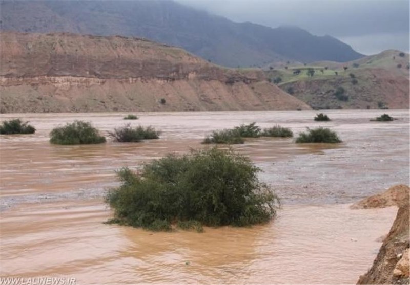 جاری شدن سیل در دامغان در پی بارش شدید باران