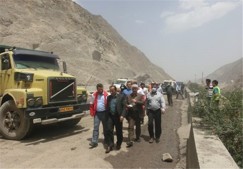 محور هراز همچنان مسدود شد / بارش باران در جاده‌های 6 استان