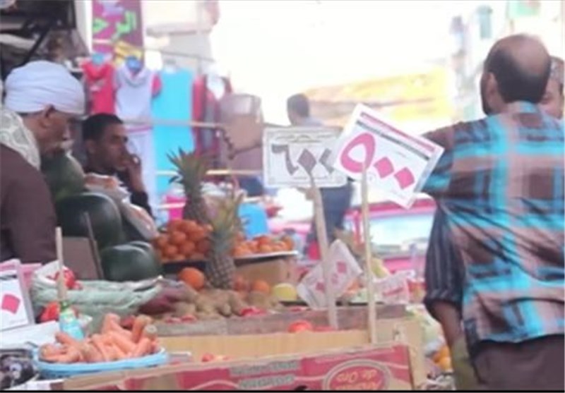 Egyptians Lampoon One Dollar Ramadan Bonus