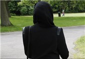 نژادپرستان انگلیسی حجاب از سر یک زن مسلمان برداشتند