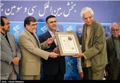 اعطای گواهینامه درجه یک هنری به کیومرث پوراحمد کارگردان سینما و تلویزیون توسط علی جنتی وزیر فرهنگ و ارشاد
