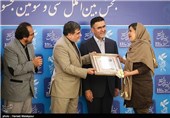 اعطای گواهینامه درجه یک هنری به فرزند مرحوم احمد رسول‌زاده دوبلور سینما و تلویزیون به نمایندگی از پدرش توسط علی جنتی وزیر فرهنگ و ارشاد