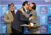 تقدیر از علیرضا رضاداد دبیر دو دوره‌ی اخیر جشنواره بین‌المللی فیلم فجر توسط سیدرضا میرکریمی مدیرعامل خانه سینما