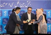 تقدیر از نیکی کریمی عضو هیئت داوران بخش بین‌الملل سی‌وسومین جشنواره فیلم فجر توسط حجت‌الله ایوبی رئیس سازمان سازمان سینمایی