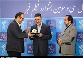 تقدیر از سیدرضا میرکریمی عضو هیئت داوران بخش بین‌الملل سی‌وسومین جشنواره فیلم فجر توسط حجت‌الله ایوبی رئیس سازمان سازمان سینمایی