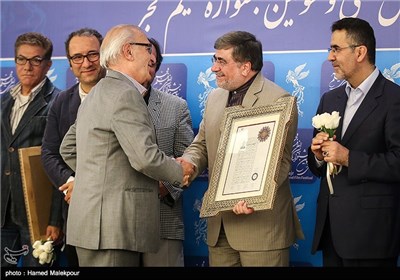 اعطای گواهینامه درجه یک هنری به جلال مقامی دوبلور سینما و تلویزیون توسط علی جنتی وزیر فرهنگ و ارشاد