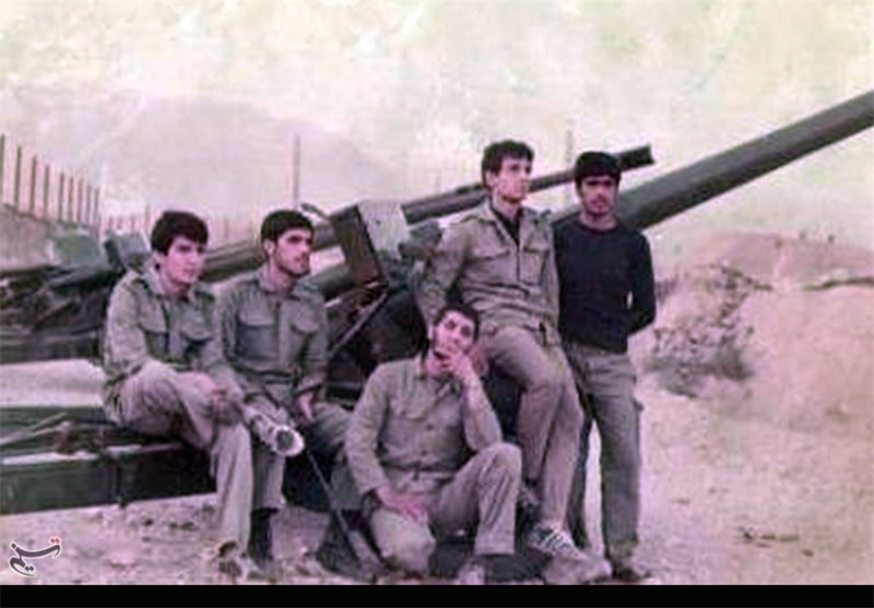 عکس‌ خاطره انگیز شهید نواب در رونمایی از موشک «شهاب 3»