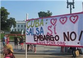 تجمع فعالان آمریکایی علیه تحریم‌های کوبا مقابل کاخ سفید+عکس