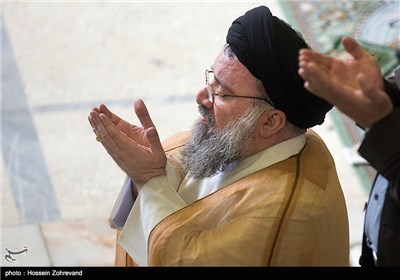 اقامه نماز جمعه توسط آیت‌الله سیداحمد خاتمی خطیب موقت نماز جمعه