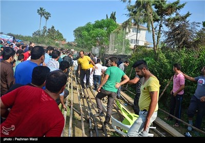 متاسفانه با شکستن ناگهانی داربست ها در پایان جشن عده ای از تماشاگران مجروح شدند