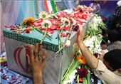 دانشگاهیان در دانشگاه تهران با پیکر شهدای غواص وداع می‌کنند