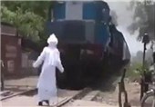 فیلم/نجات عجیب از تصادف با قطار