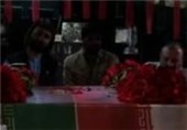 فیلم/مداحی مجتبی رمضانی در کنار شهدای غواص