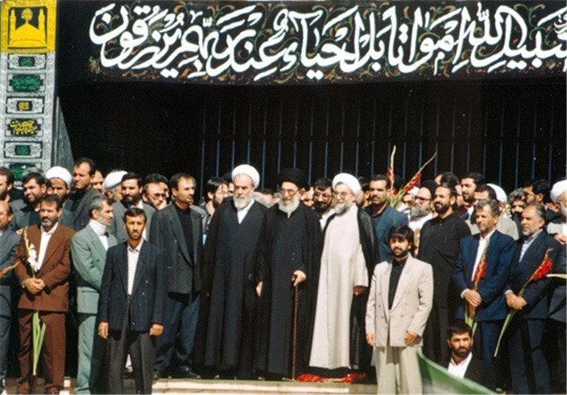 تصویر رهبر انقلاب و روحانی در مراسم تشییع شهدا