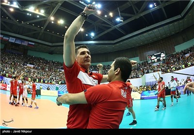 شادی اسلوبودان کواچ سرمربی تیم ملی والیبال ایران پس از پیروزی مقابل آمریکا