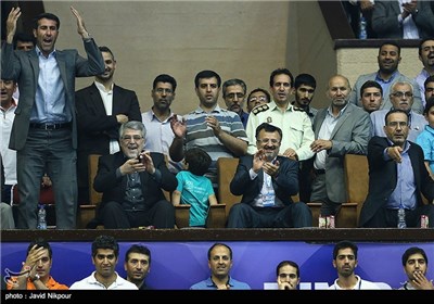 حضور محمدرضا داورزنی رئیس فدراسیون والیبال در دیدار تیم‌های والیبال ایران و آمریکا - لیگ جهانی والیبال
