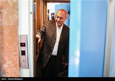 بهرام امیری مسئول نقل و انتقالات باشگاه استقلال هنگام ورود به باشگاه استقلال