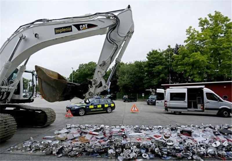 تصاویر انهدام کالاهای تقلبی در سوئیس