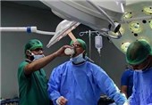 عکس/ افطار جراح عراقی در اتاق عمل