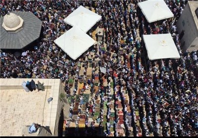 مئات آلاف الفلسطینیین یصلون فی المسجد الأقصى