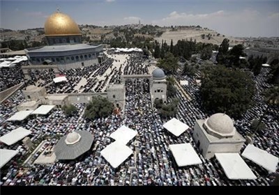 مئات آلاف الفلسطینیین یصلون فی المسجد الأقصى