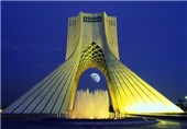زیر آسمانی که هنوز هم آبی‌ است
