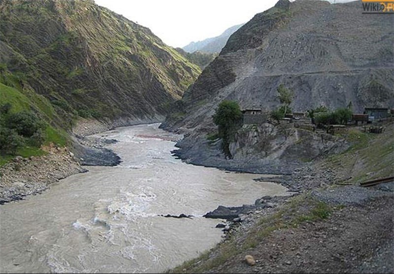 گرفتارشدن 11 نفر در رودخانه کشکان؛ سرنشینان نجات یافتند