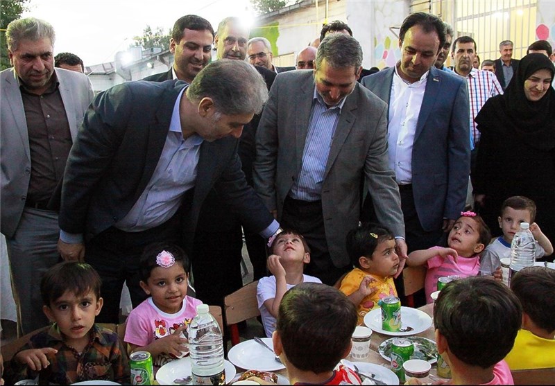 استاندار آذربایجان شرقی در جمع کودکان بی‌سرپرست افطار کرد