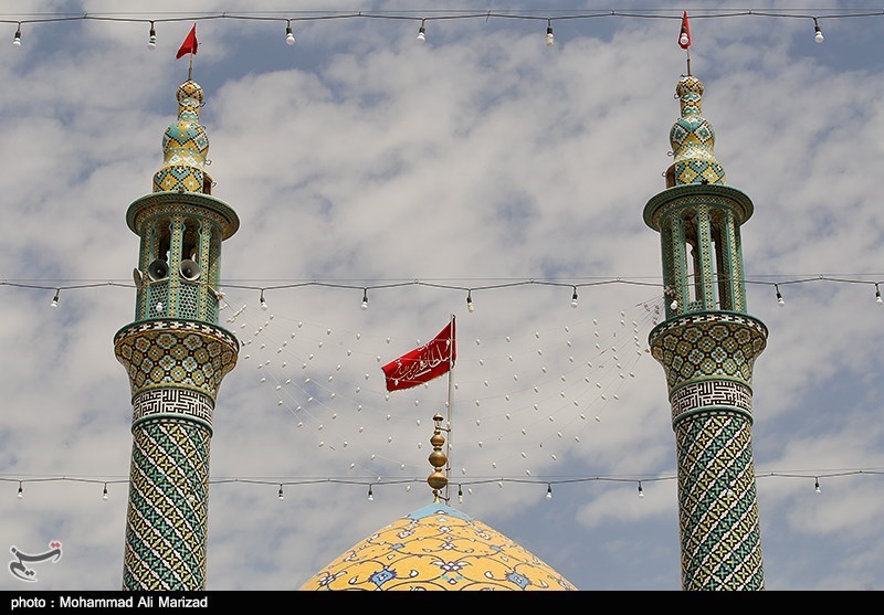پرچم گنبد امامزاده علی بن امام محمد باقر(ع) مشهد اردهال کاشان تعویض شد