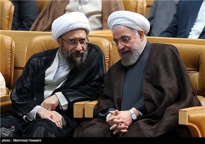 حجت الاسلام حسن روحانی رئیس جمهور و آیت الله آملی لاریجانی رئیس قوه قضائیه در همایش سراسری قوه قضائیه